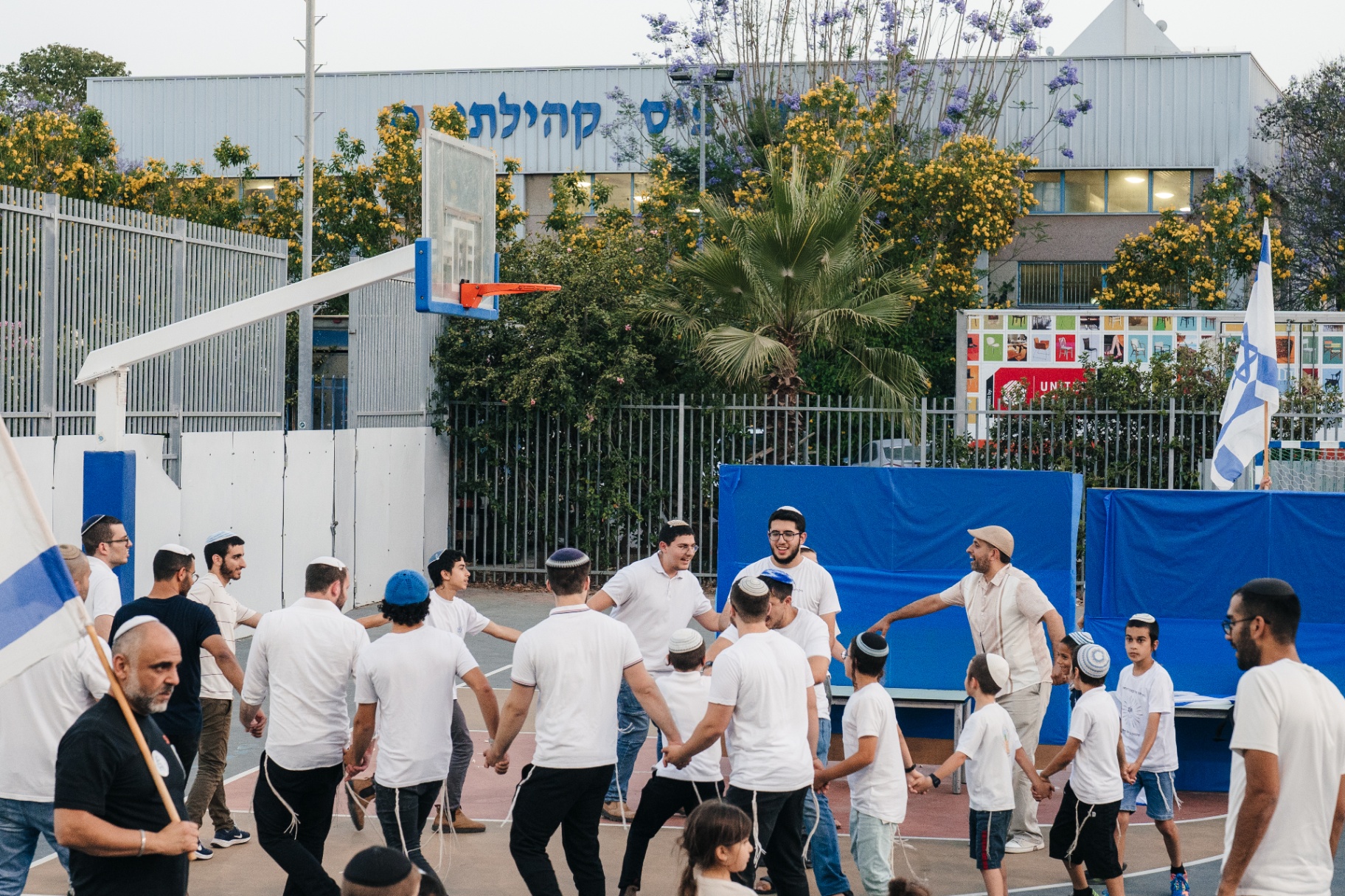 ריקודים במגרש