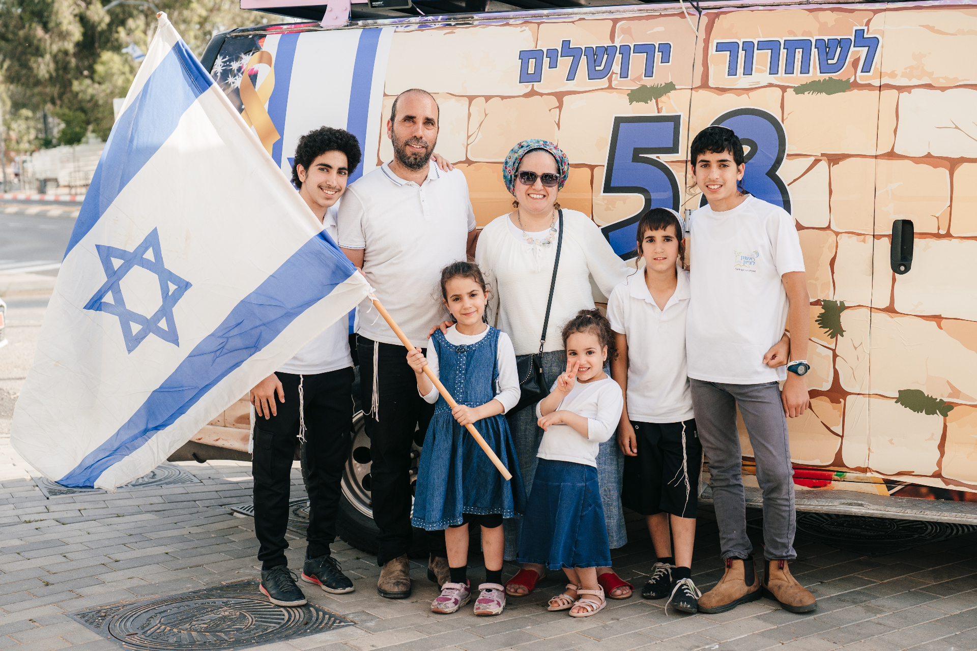 משפחה ליד האוטובוס