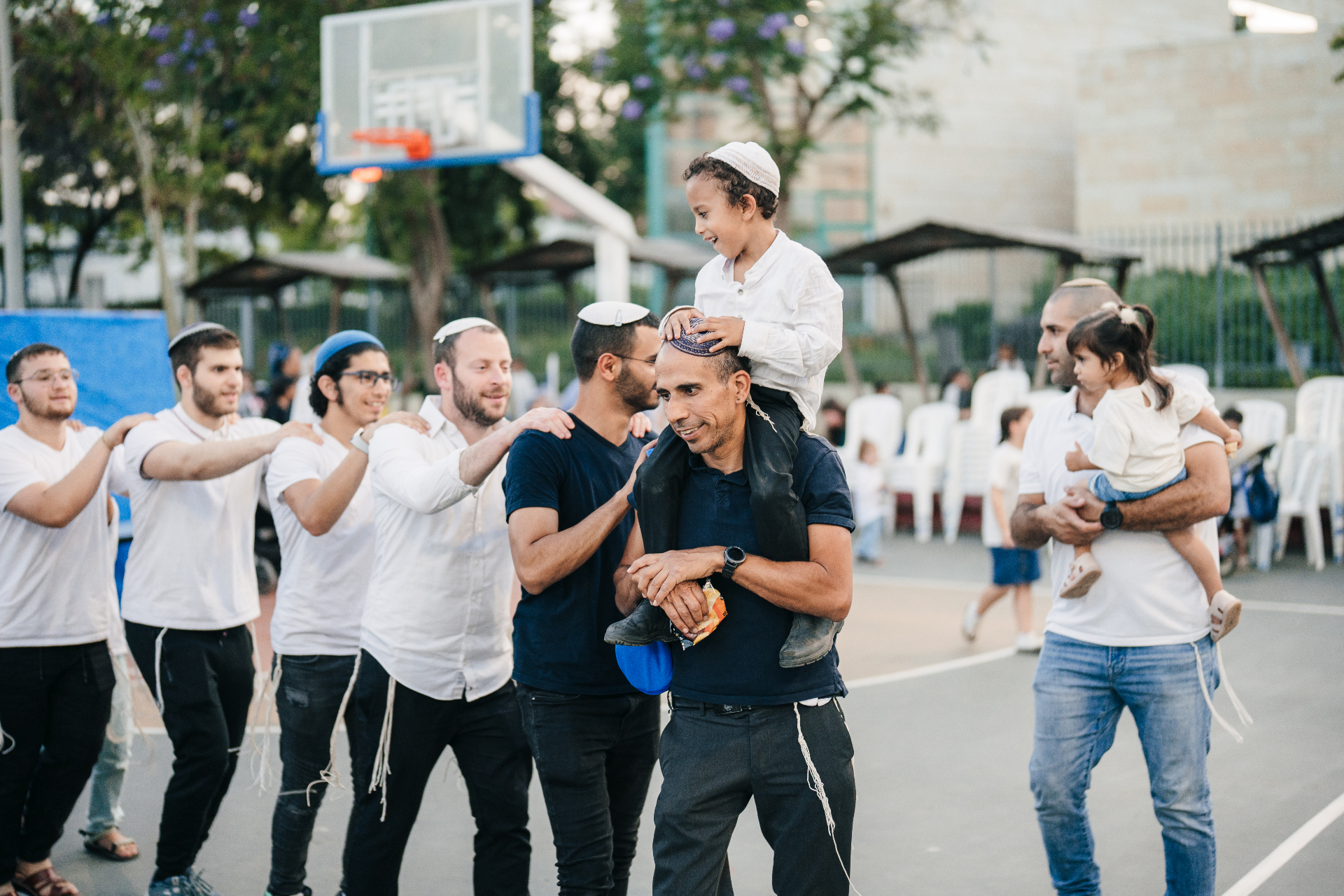 אב עם ילד על הכתפיים