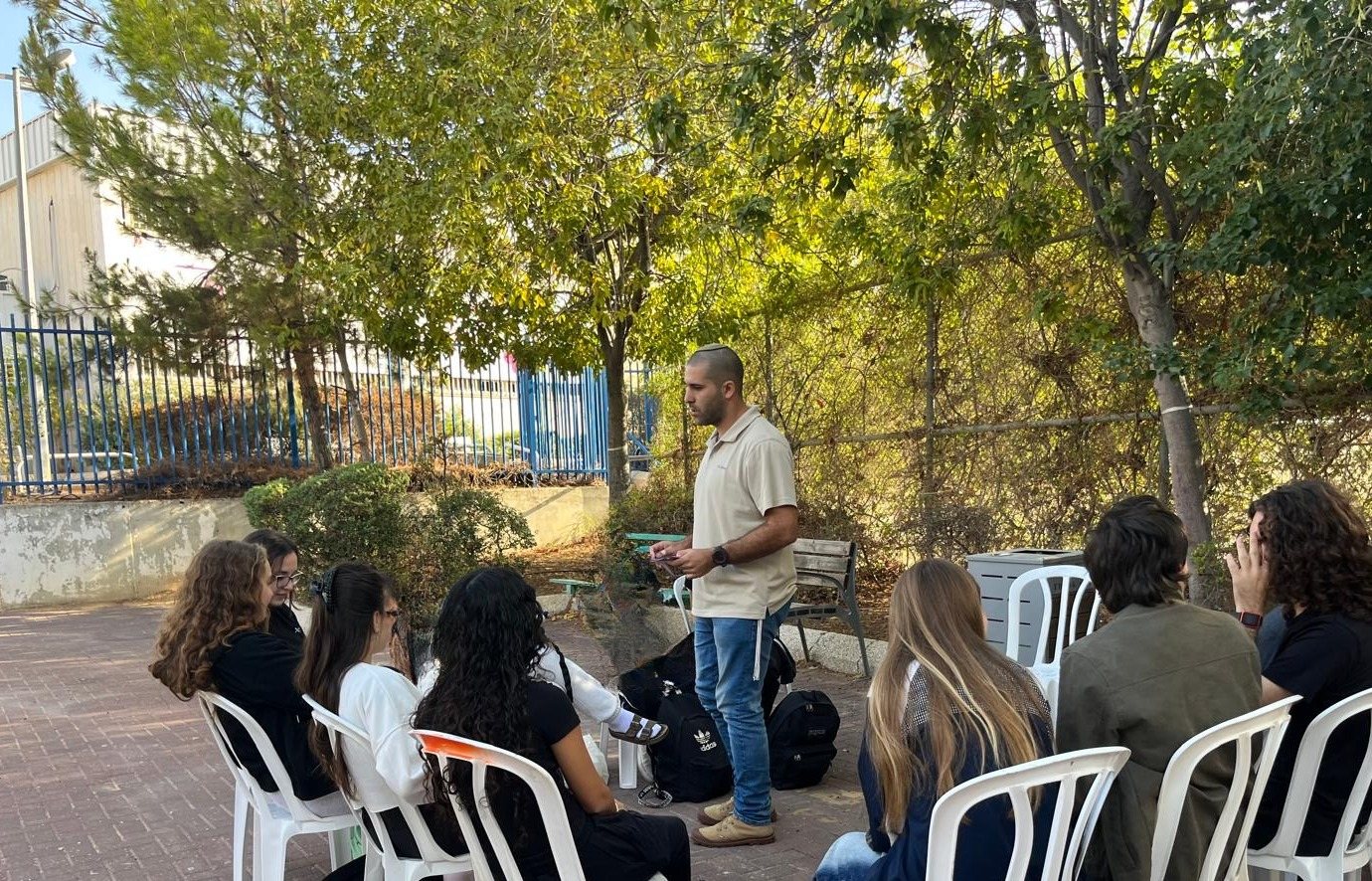 מפגש מעגלי שיח בחצר בית ספר