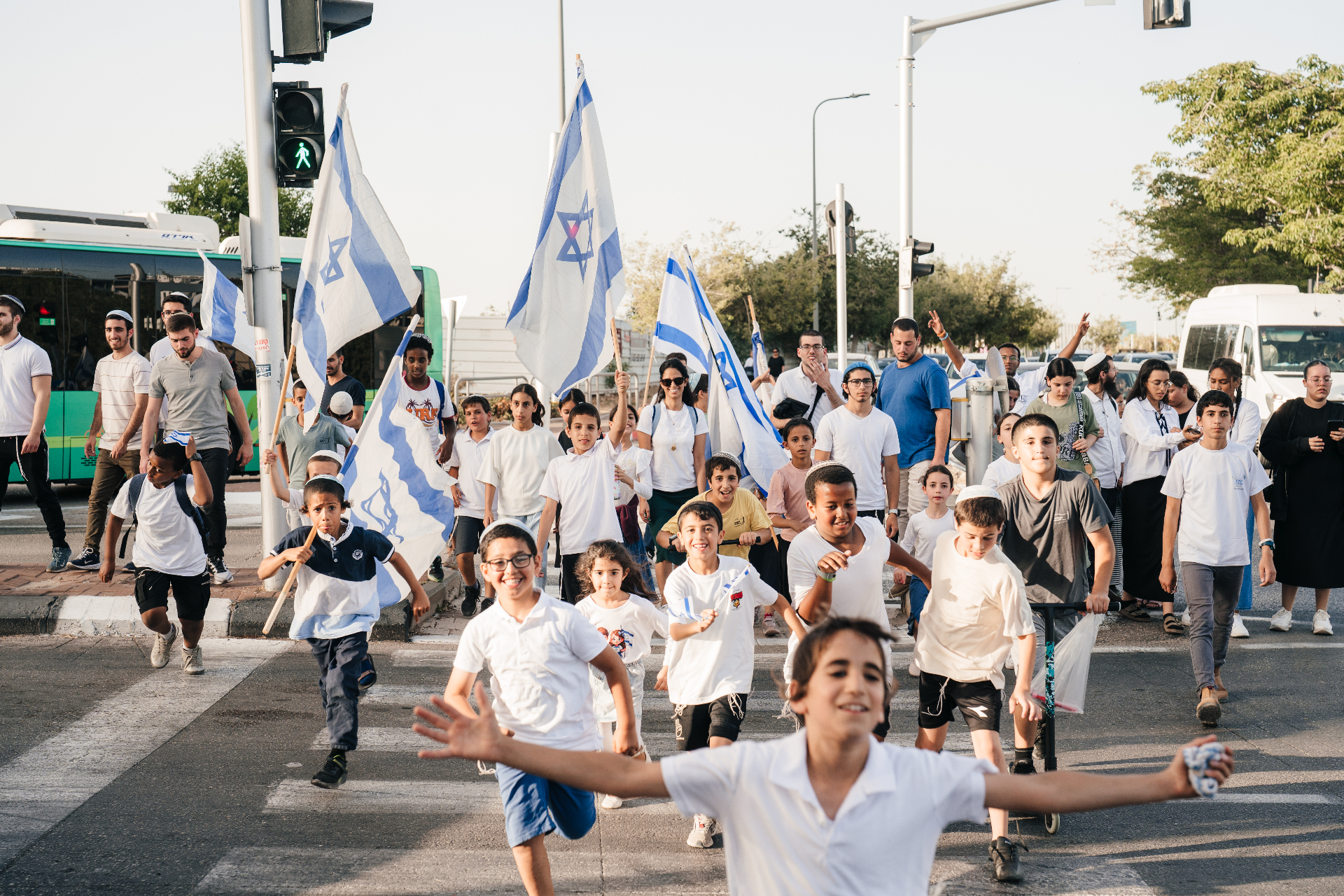 ילדים רצים עם דגלים