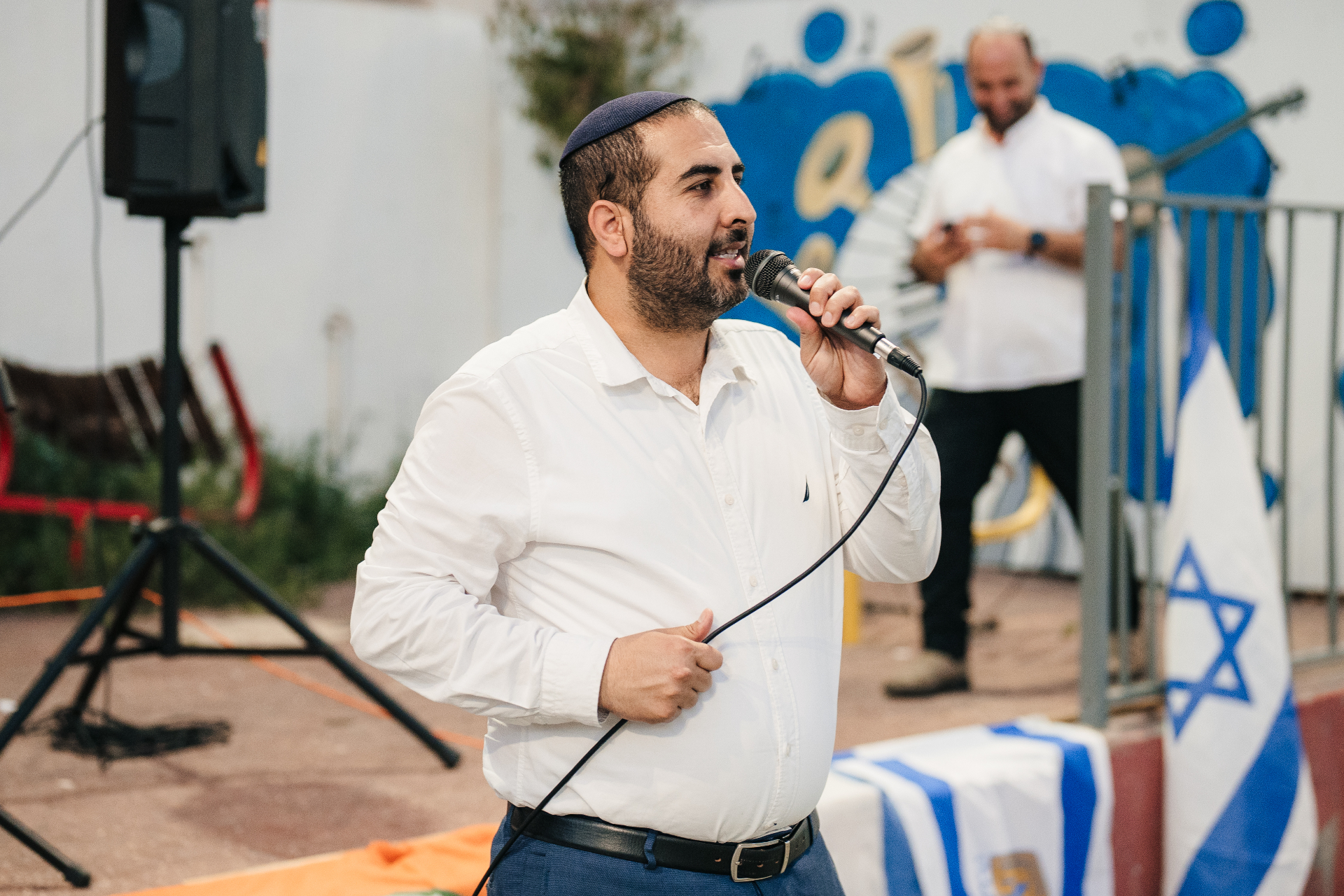 זמר עם מיקרופון
