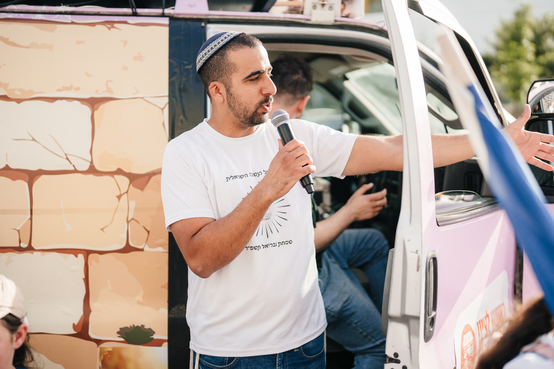 דובר עם מיקרופון