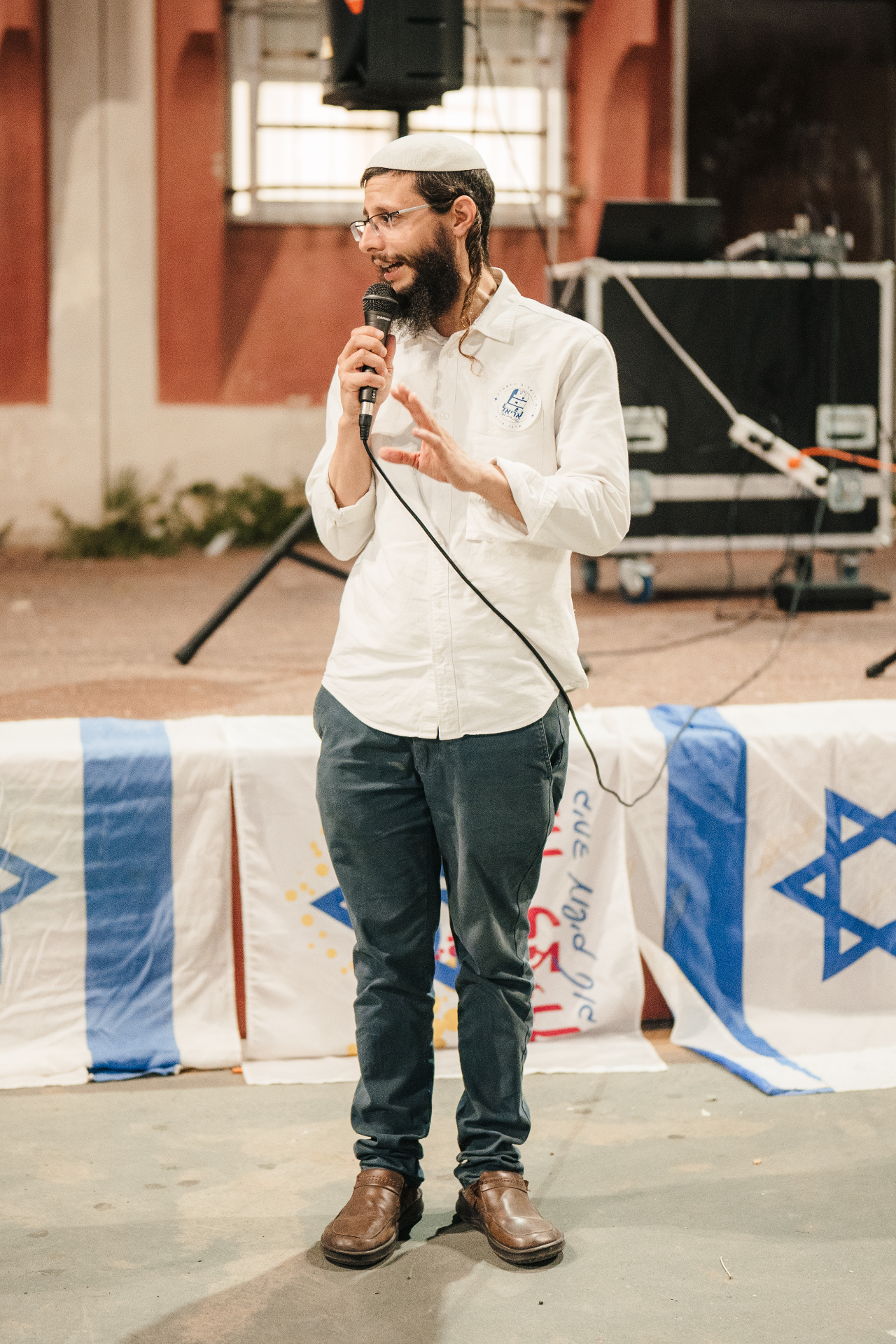 דובר על הבמה